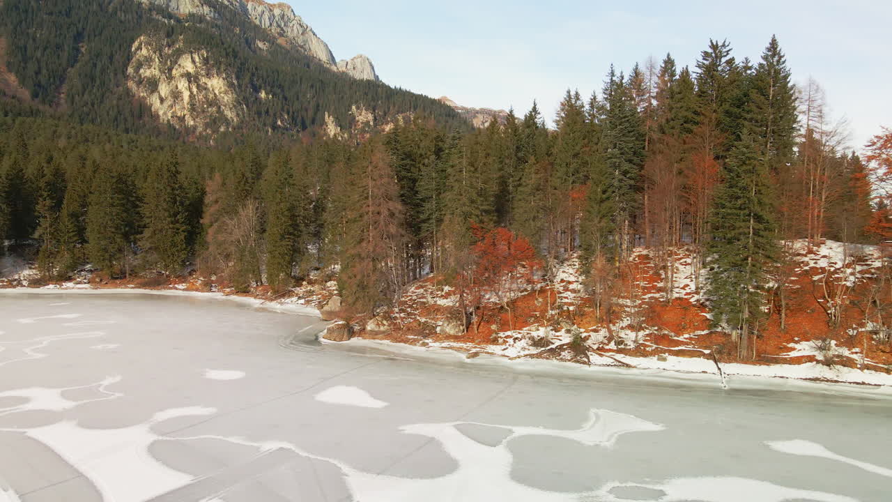 helado lago di tovel con bosque otoñal y cordillera de dolomitas en trentino, italia