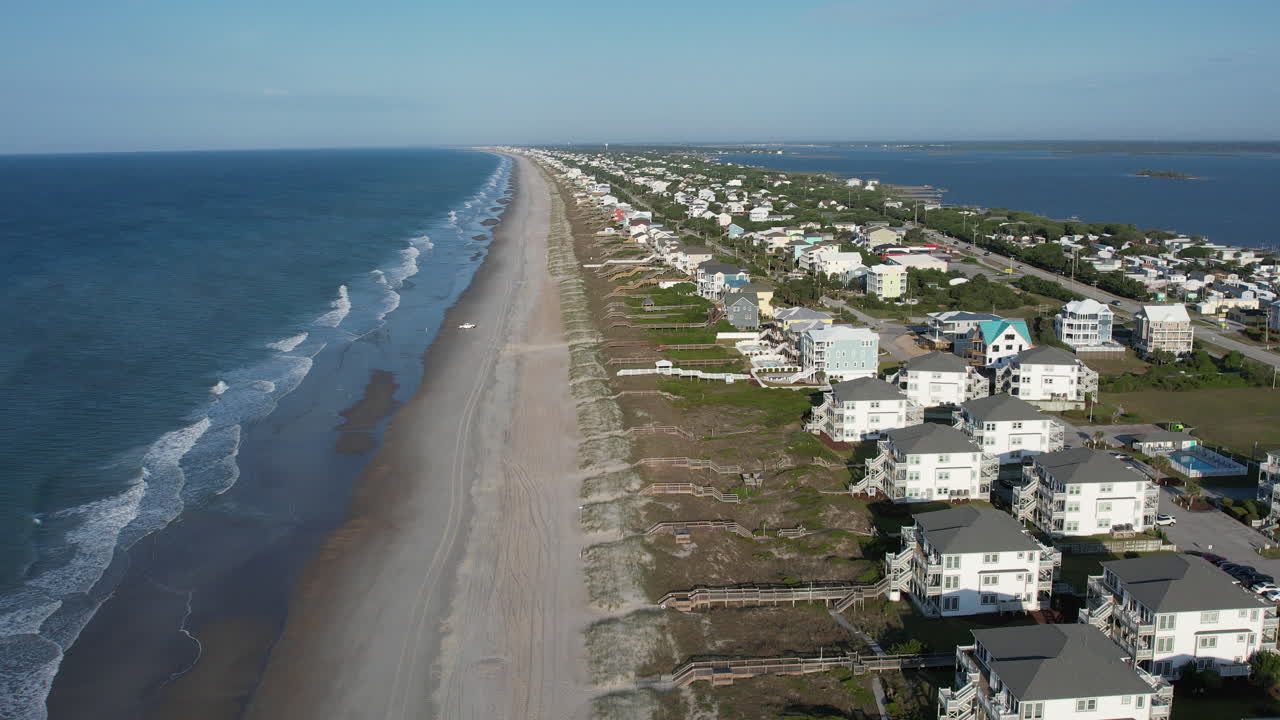 Ripresa drone di case sulla spiaggia sulla costa della Carolina del Nord.