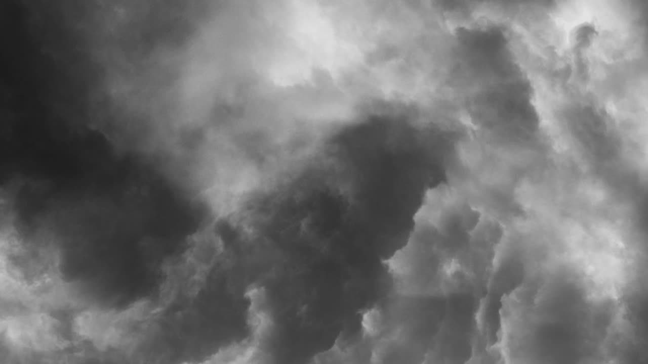 어두운 구름 4k에서 뇌우와 번개가 번쩍입니다.