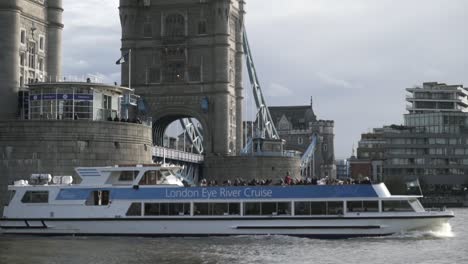 cruzeiro no rio de londres pela tower bridge