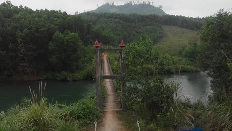 viejo puente de madera en la zona rural de vietnam durante el día, aéreo