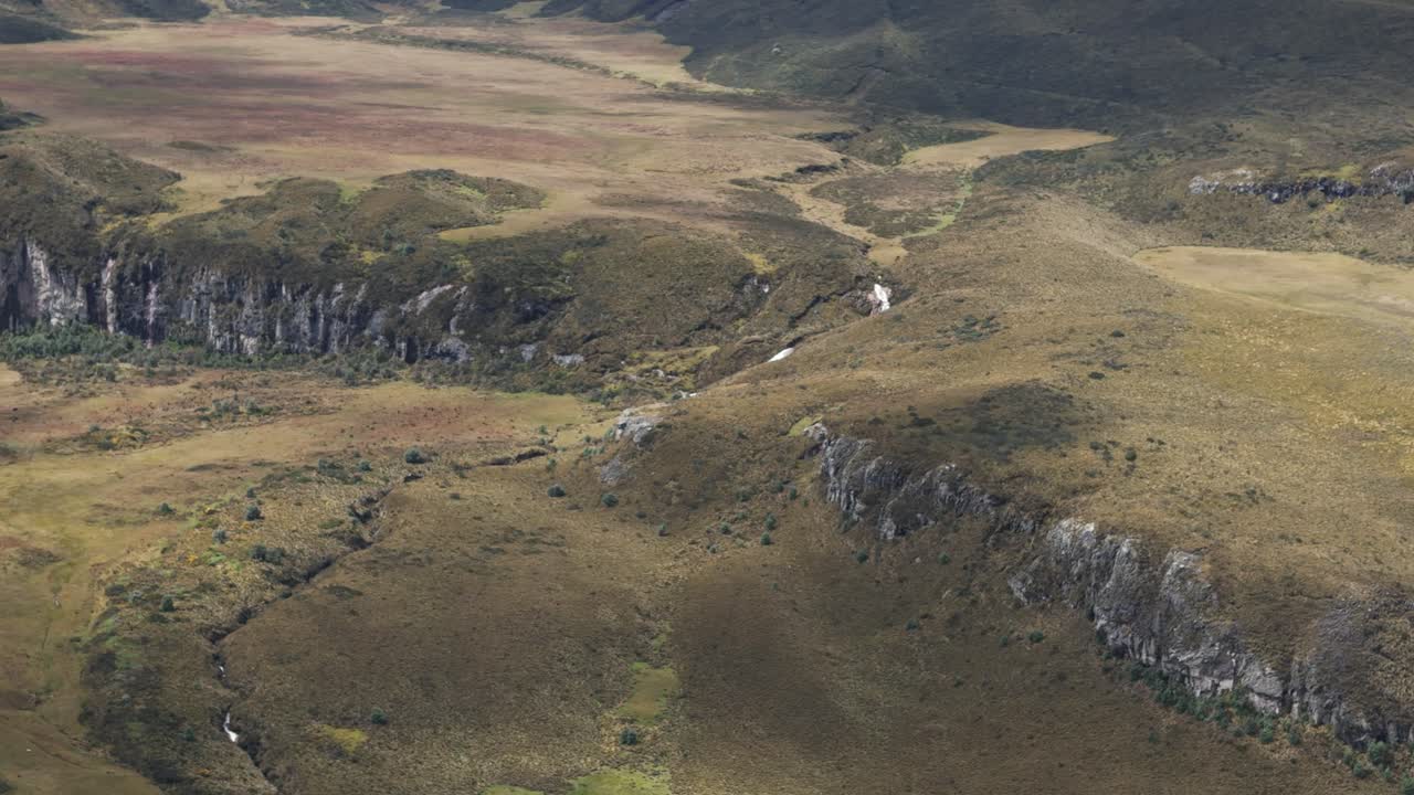 Vista aérea de uma cachoeira nas montanhas do Chimborazo, Equador.