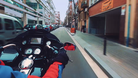 Hombre-Montando-Motocicleta-En-La-Vía-De-Tráfico-Urbano.-Vista-Trasera-Del-Mensajero-De-Entrega