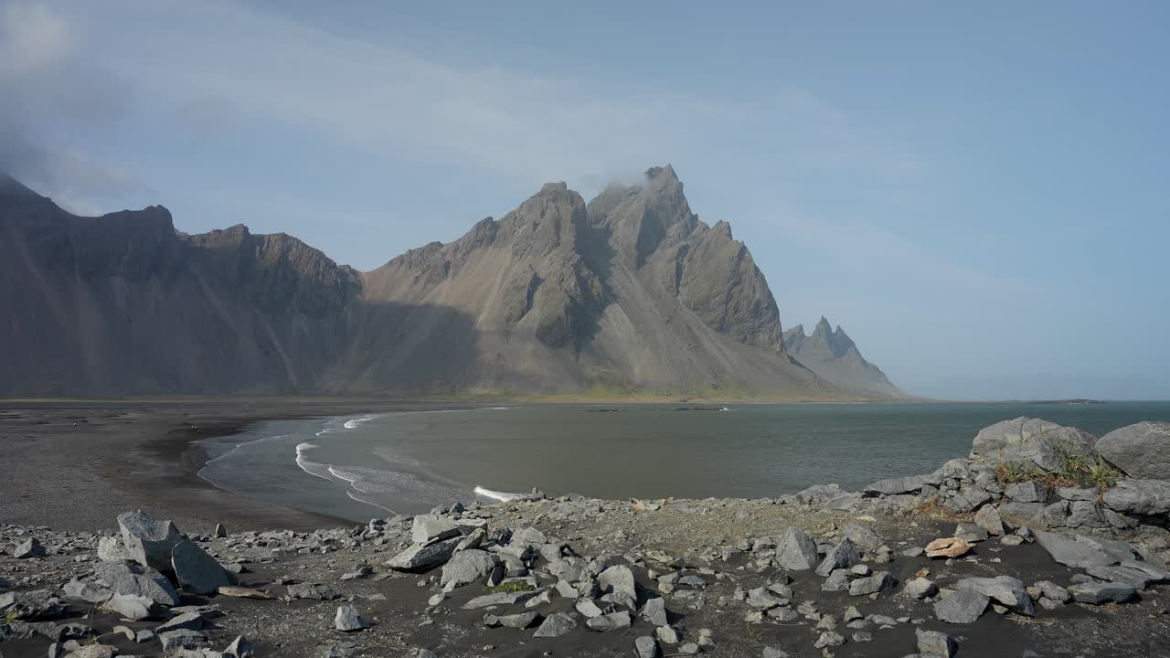 Det imponerende Vestrahorn-bjerg på Island, der udgør en del af en stenet kystlinje