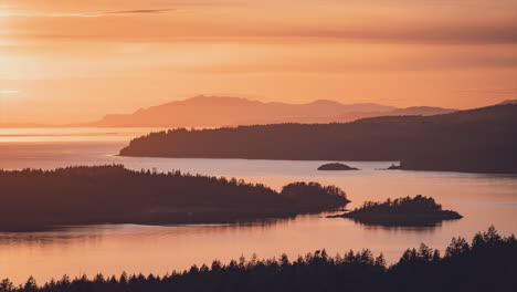 Zeitraffer-Lebendiger-Farben-Eines-Warmen-Sonnenuntergangs-Oder-Sonnenaufgangs-Von-Inseln-Und-Ozeanen-In-Bowen-Island,-British-Columbia,-Kanada