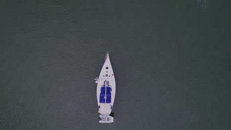 Vista-Panorámica-Del-Velero-Blanco-Anclado-En-El-Agua,-Estados-Unidos