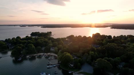 Inclinación-Aérea-Del-Lago-Norman-Al-Atardecer,-Lago-Norman-Nc,-Lago-Norman-Carolina-Del-Norte