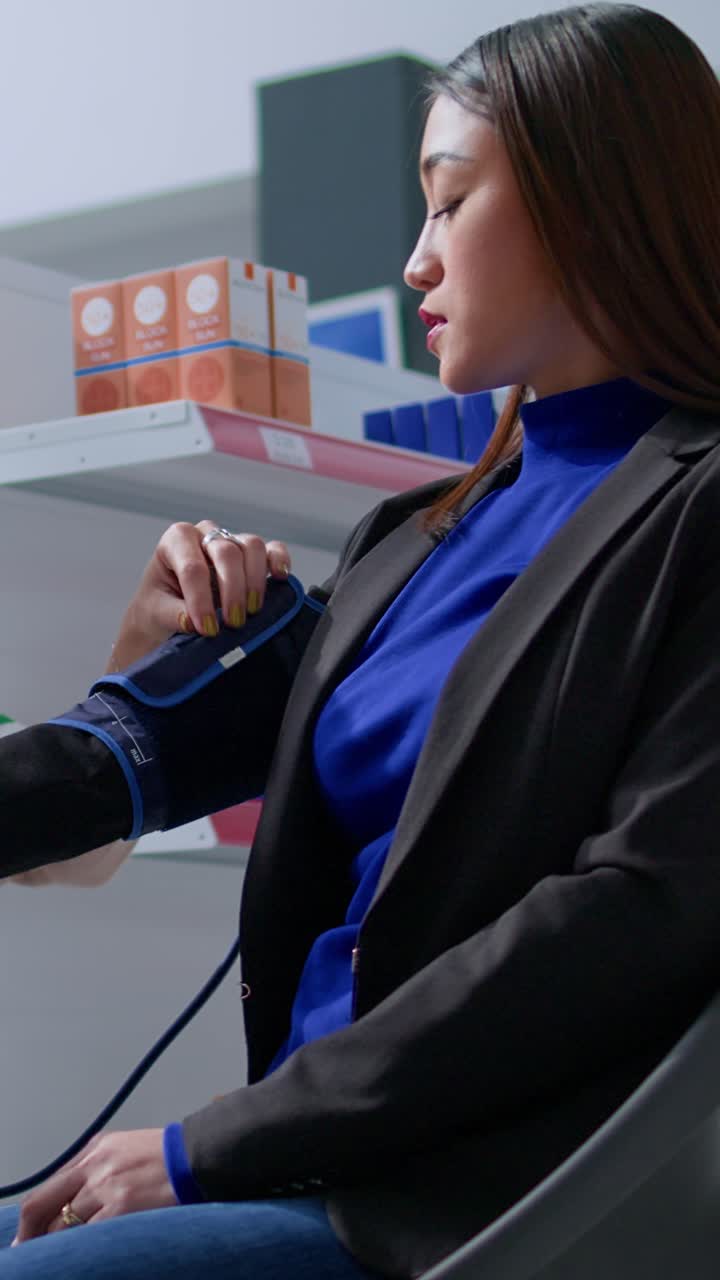 Video verticale di farmacista che utilizza un misuratore di pressione sanguigna