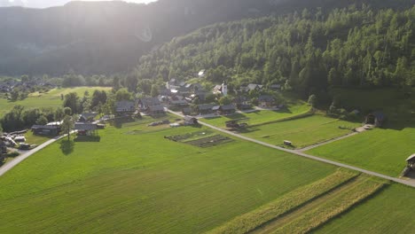 Malerisches-Dorf-Mit-Kirche-In-Italien