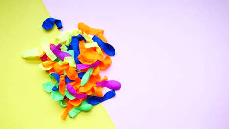un montón de globos de colores