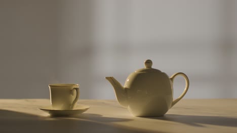 fotografía de estudio de hacer una taza de té británica tradicional usando una tetera 7