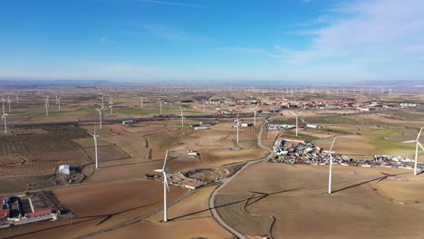 Cientos-De-Turbinas-Eólicas-Campo-Gigante-España-Día-Soleado-Planta-De-Energía-Verde