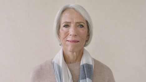 Porträt-Einer-Lächelnden-älteren-Frau-Im-Ruhestand,-Die-Einen-Schal-Trägt