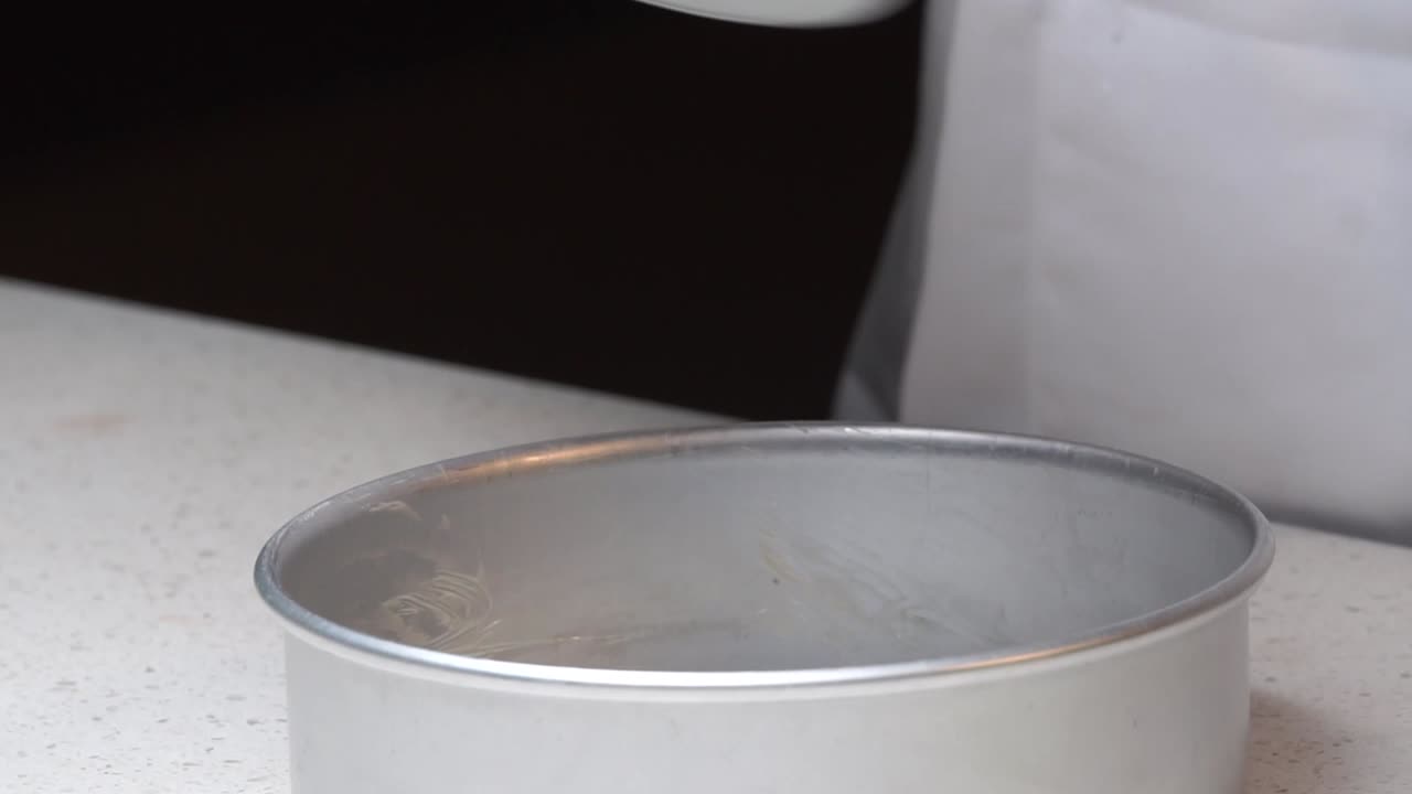 팬에 케이크 믹스 파워 추가