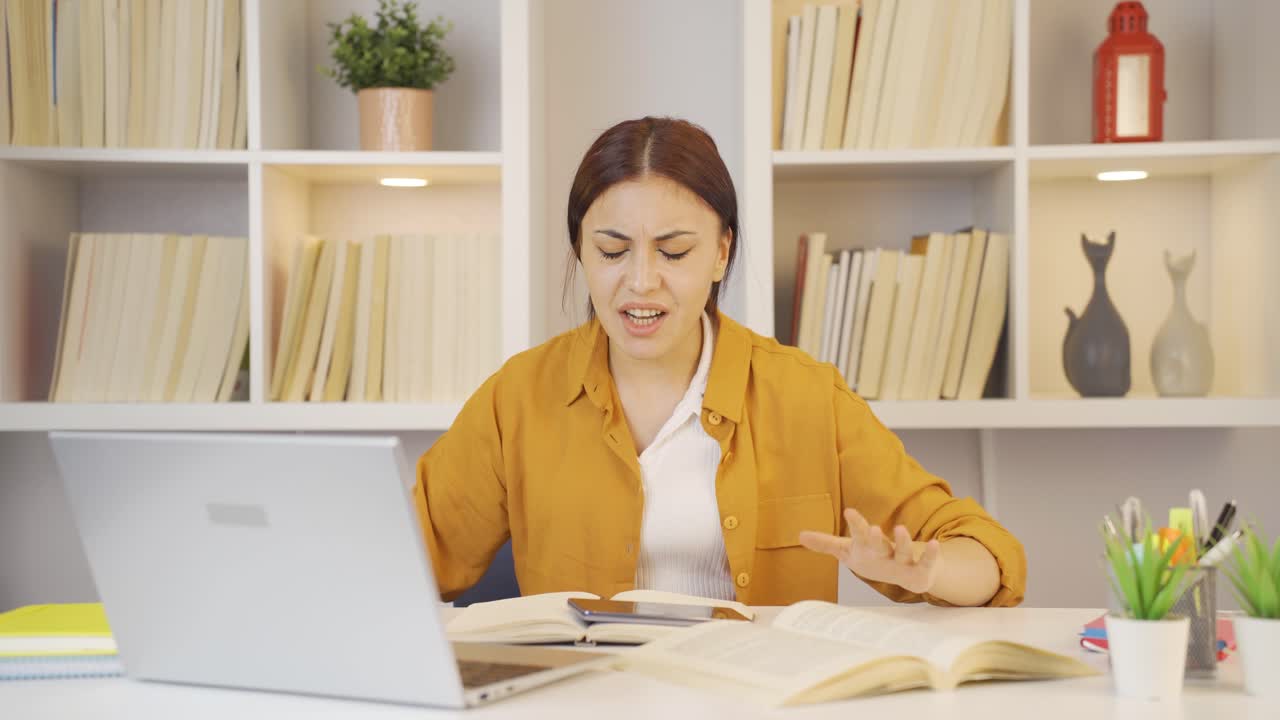 una estudiante feliz de juegos.