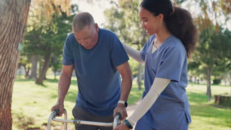 Älterer-Mann,-Spaziergänger-Und-Krankenschwester-Helfen-Im-Freien