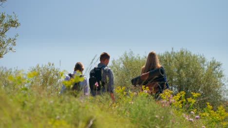 Freunde-Wandern-Gemütlich-In-Einer-Quelle-Auf-Einer-Mediterranen-Wiese