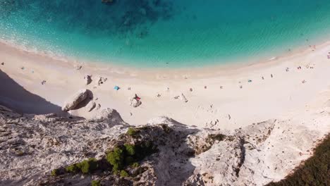 Acantilados-Blancos-Y-Playa-De-Porto-Katsiki-En-La-Isla-De-Lefkada,-Grecia---Fotografía-Cenital