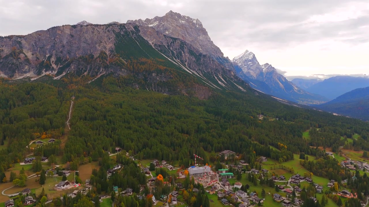 Riprese aeree di Cortina catturano il fascino del gioiello montano d'Italia