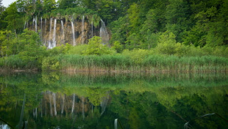 Waterfall-in-Plitvice-Lakes,-Croatia.