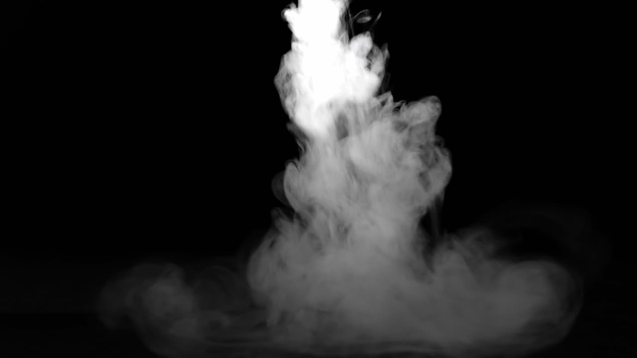 검은 바탕에 위에서 아래로 연기가 스프레이됩니다.