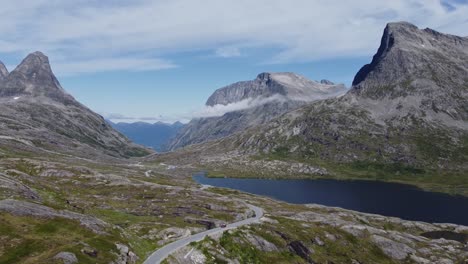 imágenes aéreas del valle de romsdalen en la región de rauma, noruega