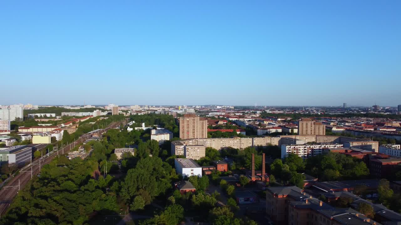 descripción general del parque ernst tellmann en el anillo s-bahn impresionante vista aérea panorama de vuelo descripción general imágenes de drones de berlín prenzlauer berg allee verano de 2022