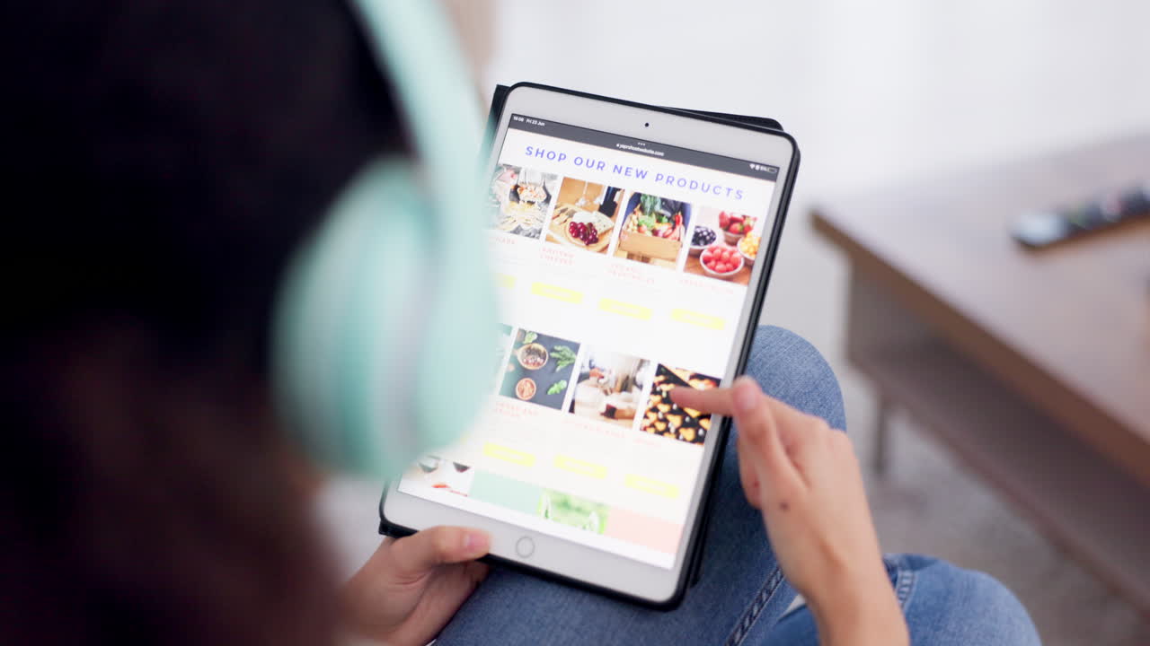 personas, tabletas y entrega de alimentos