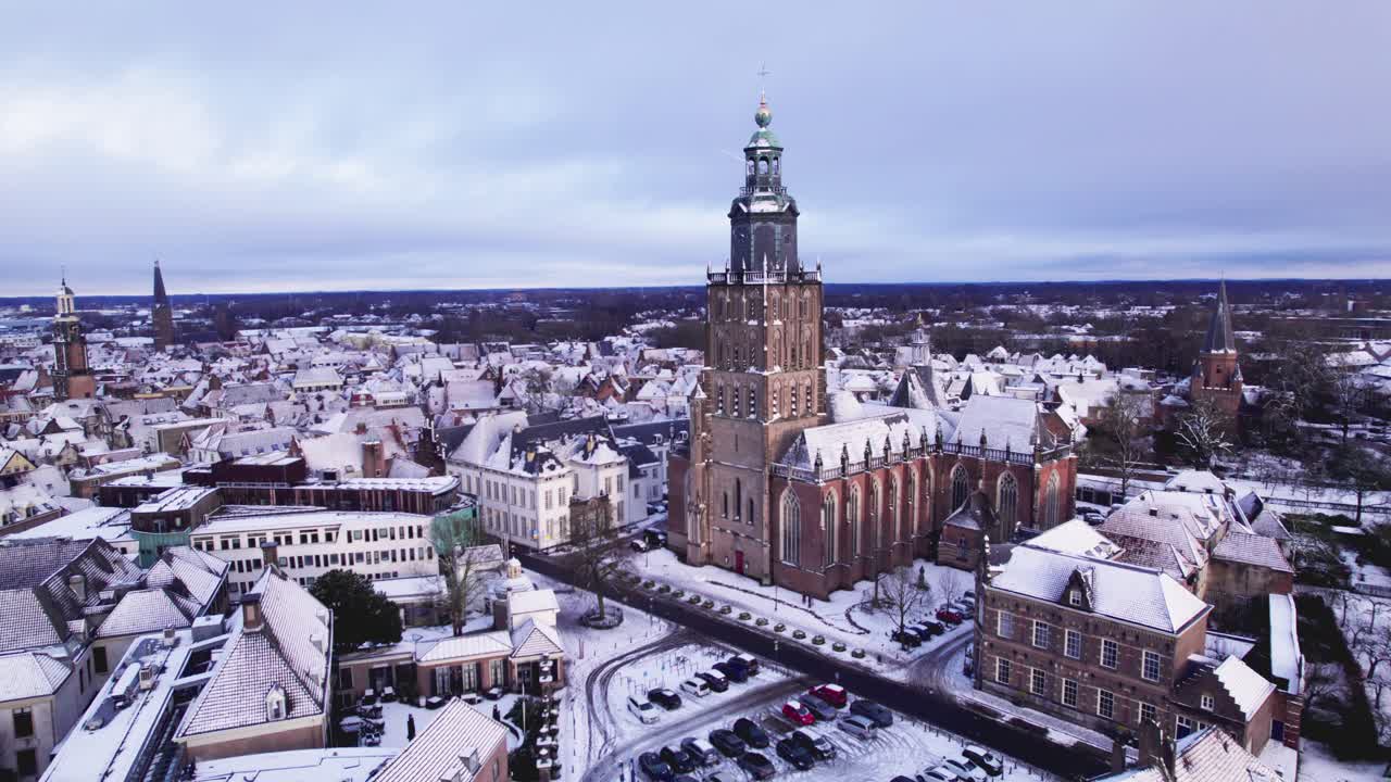 Paese delle meraviglie invernale: pittoresca città olandese in Olanda dopo una bufera di neve, con un'area portuale ricreativa vista dall'alto.