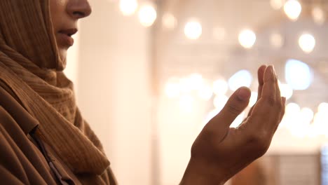 muslim woman praying