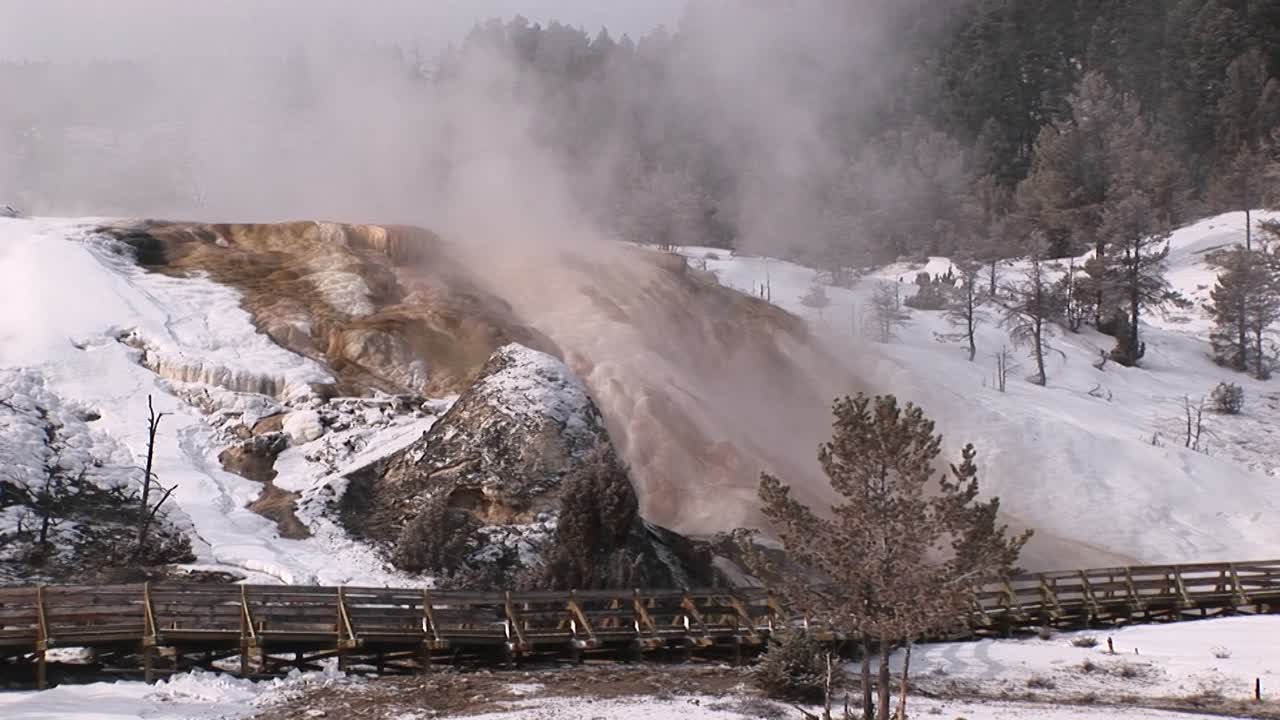겨울에 옐로스톤 국립공원의 온천 테라스에서 안개가 피어오른다