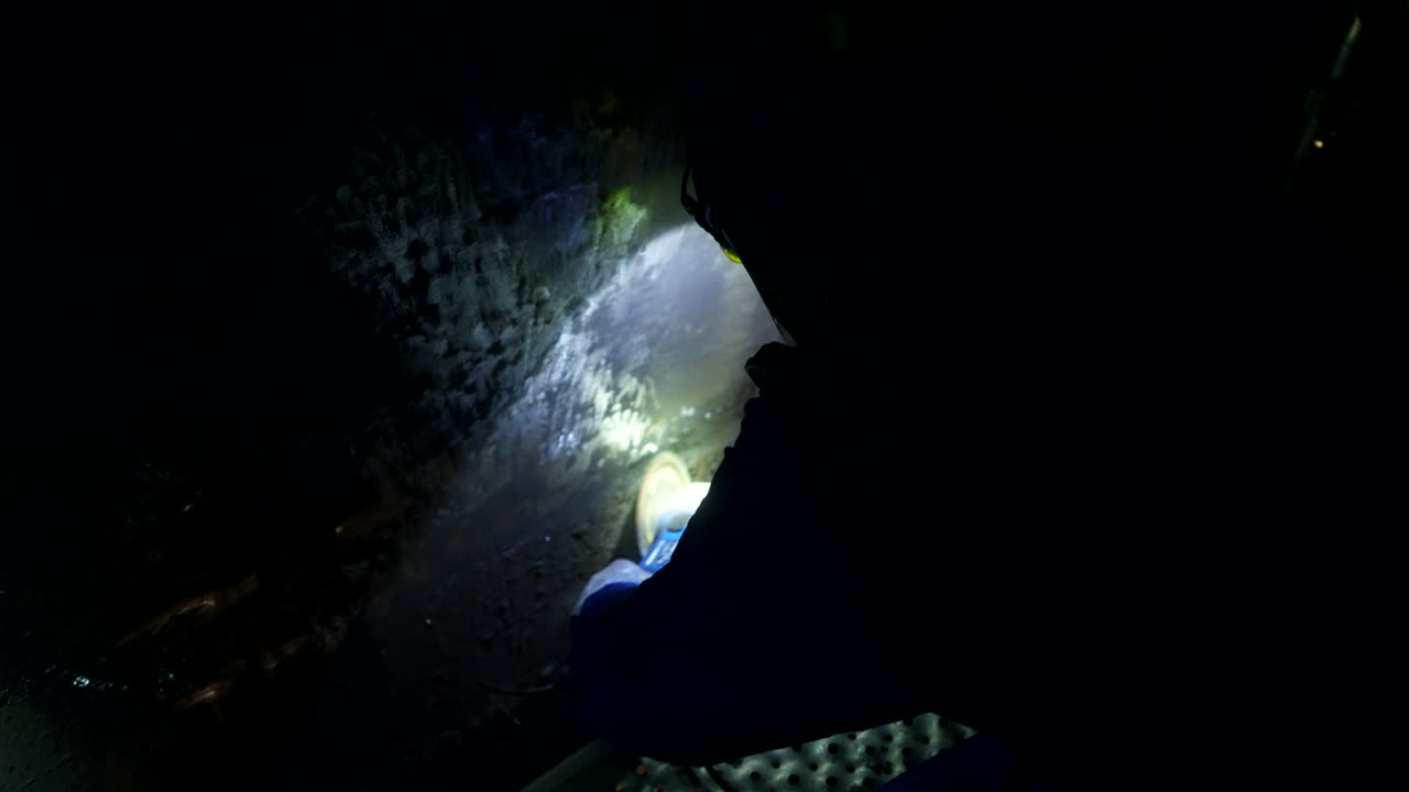 colegas industriales que trabajan juntos, condiciones oscuras, equipos eléctricos