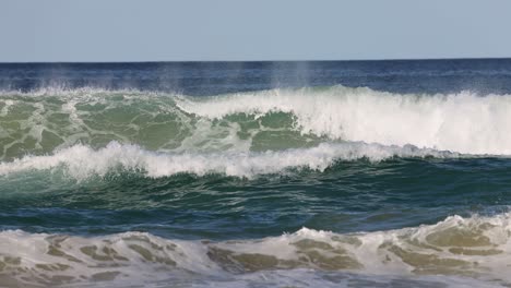 vista secuencial de las olas del océano rompiendo en la playa