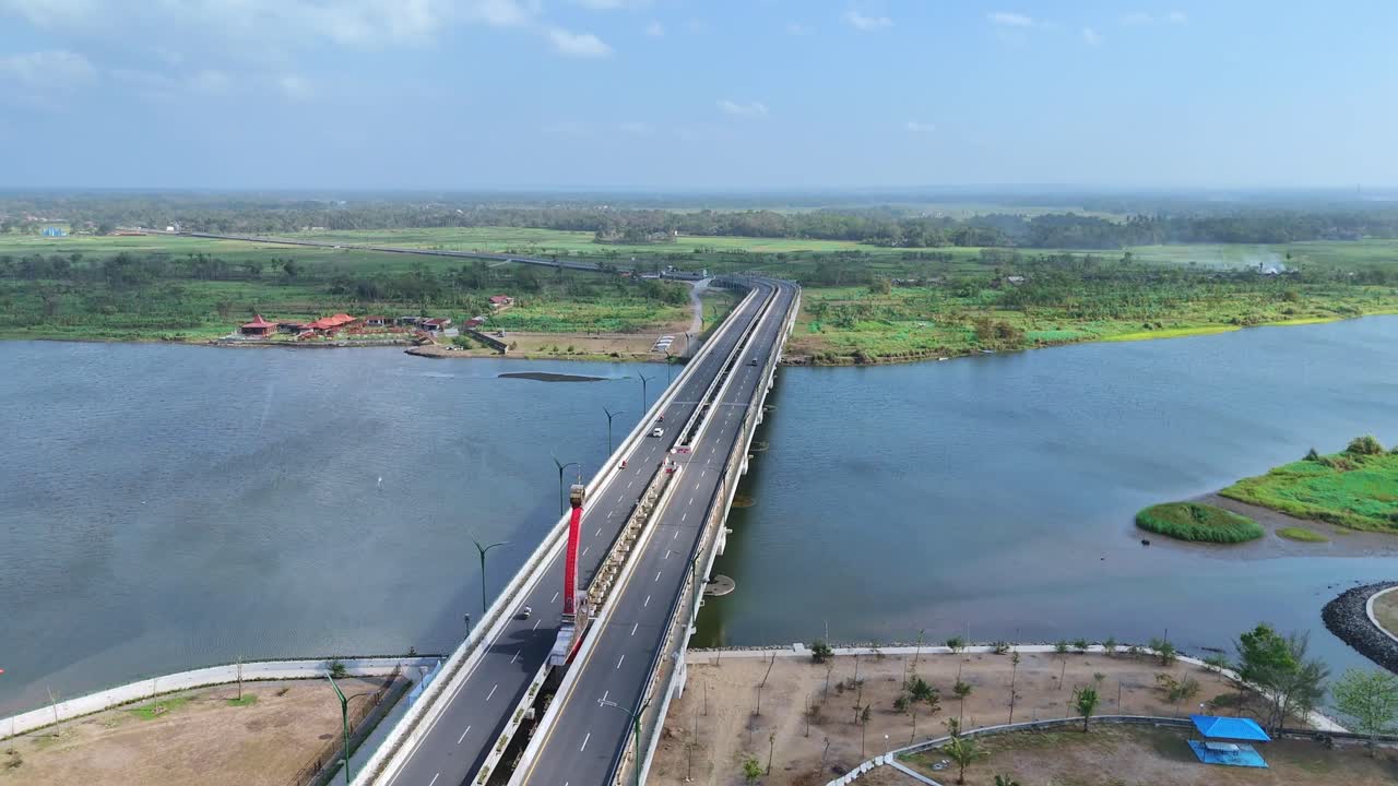 강 을 가로지르는 다리 의 공중 사진