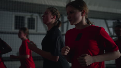 jóvenes jugadoras de fútbol entrenando en interiores