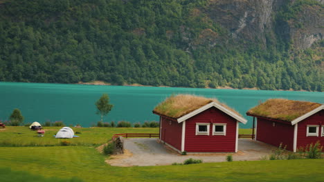 Ir-A-Lo-Largo-Del-Campamento-En-La-Orilla-Del-Fiordo-En-Noruega