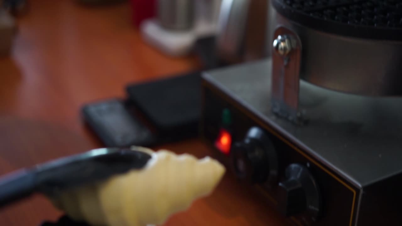 하얀 접시에 꿀로 싸인 아침 식사용 크루아상 케이크는 보통 커피 한 잔과 함께 먹습니다