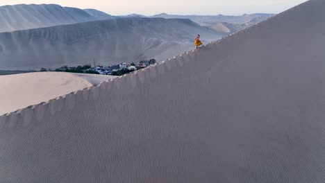 Frau-Zu-Fuß-Durch-Sanddüne