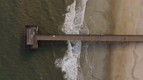 Drone-De-Una-Playa-Vacía-En-La-Isla-Tybee-Con-Pájaros-Volando-Y-Olas-Rompiendo-Con-La-Cámara-Subiendo