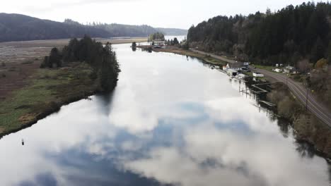 Drohnenflug-über-Den-Ruhigen-Fluss-Siuslaw-In-Florenz,-Oregon,-USA-Bei-Tag