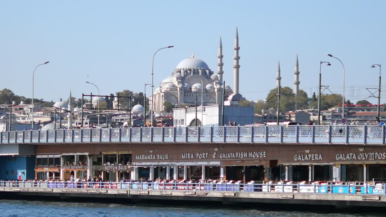 hermosa vista del puente galata y la mezquita azul en estambul, turquía