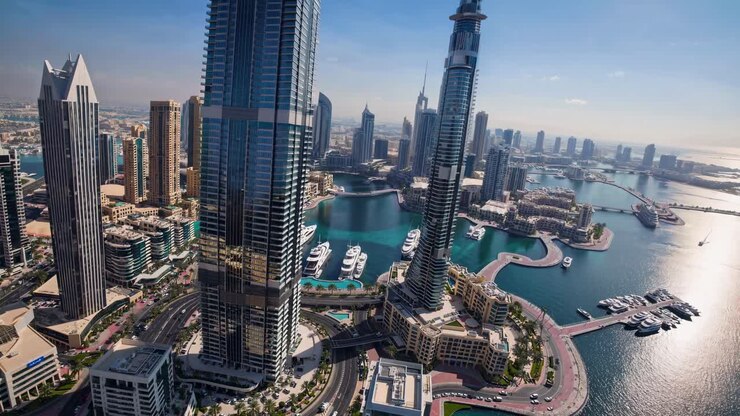 Vue aérienne de gratte-ciel modernes et d’une marina dans un paysage urbain dynamique, mettant en valeur l’urbanisme