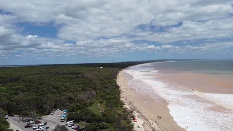 volando sobre un aparcamiento hacia una playa fangosa después de una tormenta