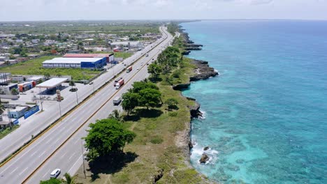 Fahrzeuge-Fahren-Im-Sommer-Auf-Dem-Las-Americas-Highway-Entlang-Des-Karibischen-Meeres-In-Der-Dominikanischen-Republik