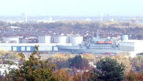 Buque-De-Guerra-De-La-Marina-Real-Gris-De-Fort-Austin-Atracado-En-El-Astillero-De-Birkenhead-Para-Reparaciones