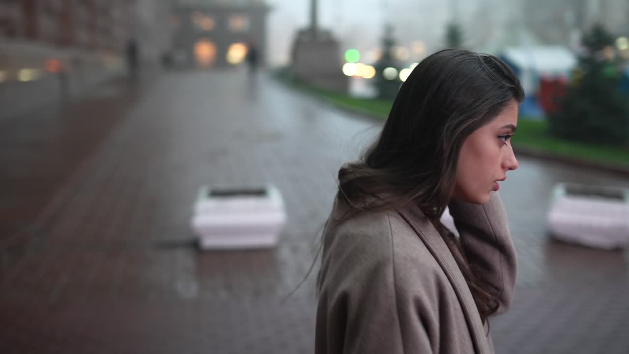 비가 오는 날 도시에서 고 있는 여자