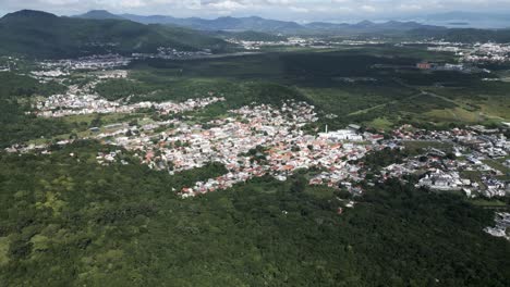 Aerial-towards-the-Beach-of-the-Englishmen-,Praia-dos-Ingleses,-on-Santa-Catarina-Island,-Florianópolis,-State-of-Santa-Catarina,-Brazil