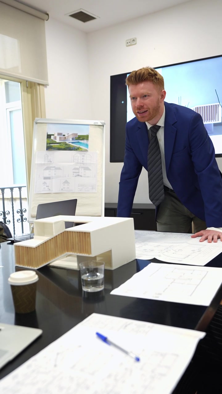 Uomo professionista che discute progetti architettonici e un modello