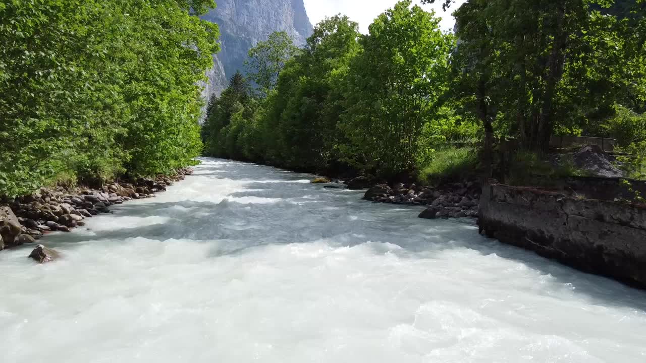 Il famoso fiume Lütschine in Svizzera con un colore incredibilmente irreale