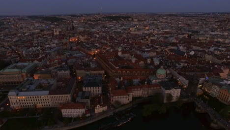 Toma-Aérea-De-Praga-En-La-República-Checa-Al-Anochecer